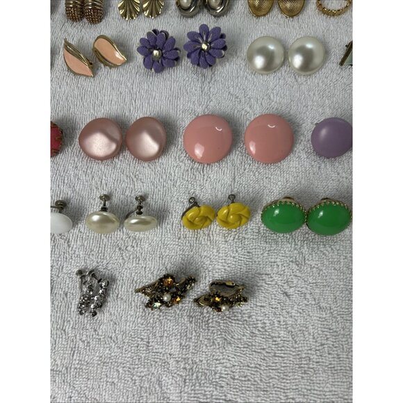 Vintage Lot Of Clip On & Screwback Earrings Over 60 Pairs - Picture 8 of 9